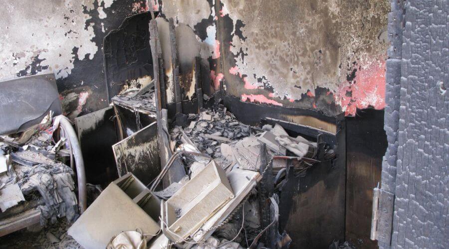 Why choose water damage restoration service for emergency flood repair in Oakville